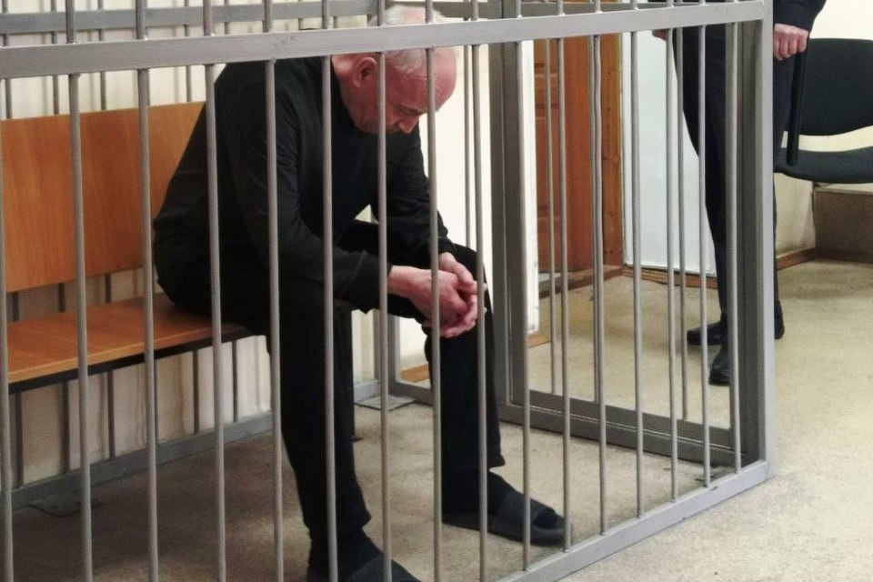 Пригородный районный суд Нижнего Тагила вынес приговор 62 летнему жителю села Николо Павловское Сергею Березовичу за убийство 13 летней девочки Любы Преступление было совершено 18 лет назад В мае 2007 года девочка ушла из дома и пропала Много лет она числилась пропавшей без вести тело найти так и не удалось Убийцу удалось найти лишь недавно и только благодаря его явке с повинной Сергей Березович отбывал наказание за другое преступление растление малолетней в Краснодарском крае и решил сознаться в убийстве Любы Он сообщил что за два года до убийства растлил Любу когда ей было 11 лет Девочка рассказал о случившемся маме та написала заявление в милицию Было возбуждено уголовное дело а Люба решила шантажировать Березовича обещая дать милиции показания о новых эпизодах 10 мая 2007 года мужчина усадил ее в свой ГАЗ увез в безлюдное место и задушил Потом уехал в лес облил тело бензином и сжигал его около трех часов после чего собрал останки и продолжил их уничтожение в печке бани Пепел он собрал в ведро и развеял его над рекой Чусовой Пропажу девочки милиционеры никак не связали с Березовичем а за педофилию ему назначили условный срок После этого мужчина продал дом и уехал в Краснодарский край где попался на развращении несовершеннолетней и получил реальный срок Пригородный районный суд Нижнего Тагила признал Березовича виновным в убийстве и назначил ему 11 лет колонии строгого режима По совокупности приговоров общий срок составил 20 лет колонии строгого режима Пригородный районный суд justmediaru