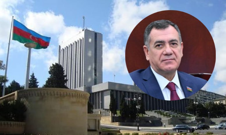 В парламенте Азербайджана вновь прозвучали угрозы в адрес Армении Депутат Милли Меджлиса Азербайджана и председатель Партии справедливости права и демократии Гудрат Гасангулиев в интервью изданию Teleqraf заявил что Баку должен вести серьезные переговоры с Турцией Россией и США не увязывая национальные интересы с внутренней политикой Армении По его словам если Ереван не примет оперативных решений по открытию коридора Азербайджан может прибегнуть к силовому варианту чтобы очистить территорию подразумевая Сюникский регион и затем передать ее под международный контроль России или США в рамках соглашений от 10 ноября 2020 года или 8 августа 2025 года Гасангулиев также отметил что Армения стремится наладить транспортные связи с соседями на выгодных для себя условиях однако несмотря на обсуждения маршрута в Нахичеван конкретных действий пока не предпринимает После подписания Вашингтонской декларации были надежды на скорое начало строительства дороги но теперь становится ясно что армянская сторона просто успокоилась добавил он Кроме того депутат заявил что Азербайджан может предложить Армении подписать мирный меморандум если та незамедлительно начнет строительство дороги в Нахичеван и в будущем согласится внести соответствующие изменения в свою конституцию alphanewsam Подписка на Alpha News ВК Дзен Сайт TikTok Facebook Instagram YouTube X twitter