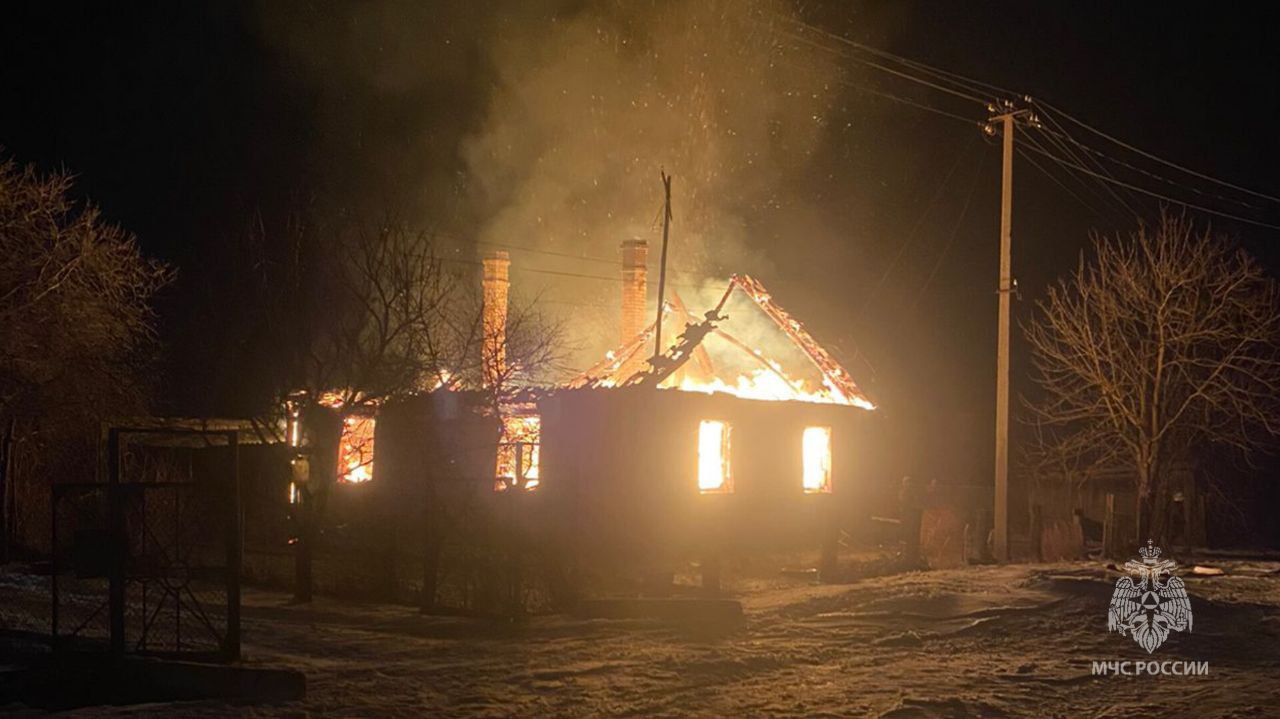 На пожаре в Псковской области погибли двое пенсионеров   Как сообщают в региональном ГУ МЧС, инцидент произошел в деревне Бороусы Пыталовского муниципального округа. Огонь охватил дом и хозяйственную постройку на общей площади 66 квадратных метров. К тушению привлекались 7 специалистов пожарной охраны и 3 единицы техники.  К сожалению, при ликвидации возгорания обнаружены двое погибших пенсионеров: 77-летний мужчина и 76-летняя женщина. Предварительно, причиной происшествия стало неосторожное обращение с огнем.    СОСЕДИ60        ДАТЬ БУСТ