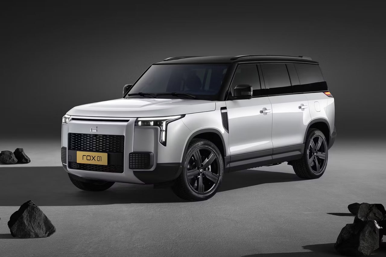 Внедорожники Rox будут производиться на Автоторе Производство Rox 01 и Rox Adamas начнётся на заводе в Калининградской весной этого года На первом этапе сборка будет осуществляться крупноузловым методом но в будущем может быть принято решение об углублении уровня локализации при определённых рыночных условиях Rox 01 читайте тест в Журнале уже продаётся в России Adamas это его рестайлинговая версия Обе модели имеют почти 5 3 метра длины трёхрядные салоны и гибридные установки последовательного типа Журнал Авто ру online