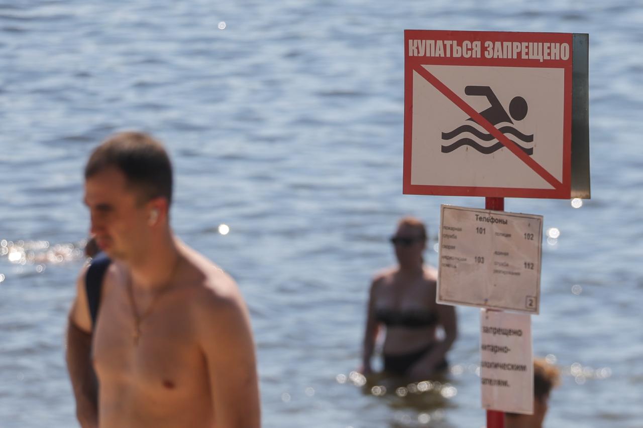 Купание в пяти зонах отдыха Москвы не рекомендуется из-за ухудшения качества воды, говорится на сайте столичного управления Роспотребнадзора. «Функционируют 4 зоны отдыха с организованным купанием: Серебряный бор-2  СЗАО , Серебряный бор-3  СЗАО , Тропарево  ЮЗАО  и "Пионерский пруд"  ЦАО .   В пяти зонах отдыха: озеро "Черное"  ЗелАО , Школьное озеро  ЗелАО , озеро "Белое"  ВАО , Путяевский пруд №1"  ВАО , Мещерское  ЗАО  качество воды ухудшилось и в настоящее время купание в указанных зонах отдыха не рекомендуется», – указано в сообщении ведомства.   : Global Look Press  #Новости
