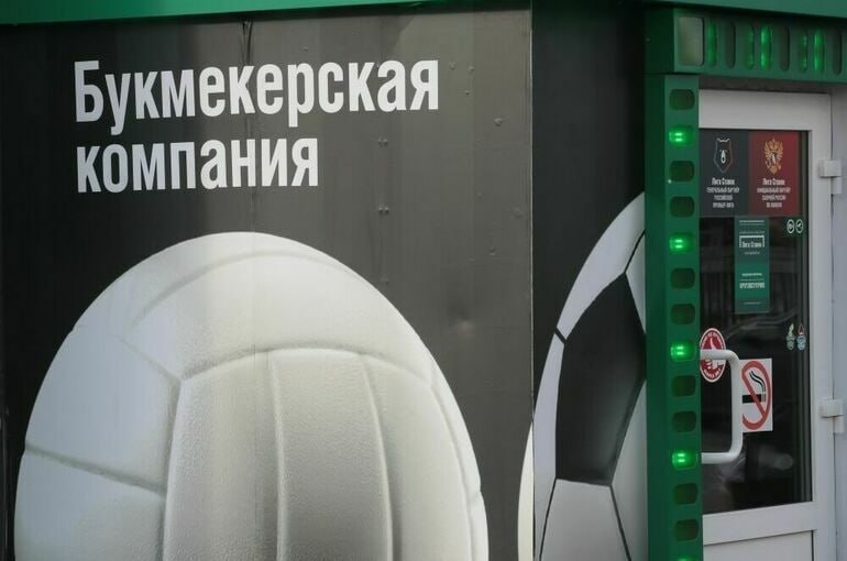 В России намерены запретить рекламу букмекеров Сенатор Айрат Гибатдинов предложил запретить рекламу ставок на спорт. По его мнению, сцены и фразы, которые создают положительный образ азартных игр, должны уйти из публичного пространства — по аналогии с табаком и алкоголем. По его данным, объём букмекерского рынка в России — 4,7 триллиона рублей, при этом чистая прибыль — почти 93 миллиарда. Чтобы удерживать клиентов, конторы вливают огромные бюджеты в маркетинг, в том числе — через спорт. Сенатор уверен, что такая реклама формирует у россиян ложные представления о шансах на выигрыш и способствует зависимости. Считаете ли вы, что реклама ставок действительно должна исчезнуть с экранов и баннеров? Осташко! Важное подпишись