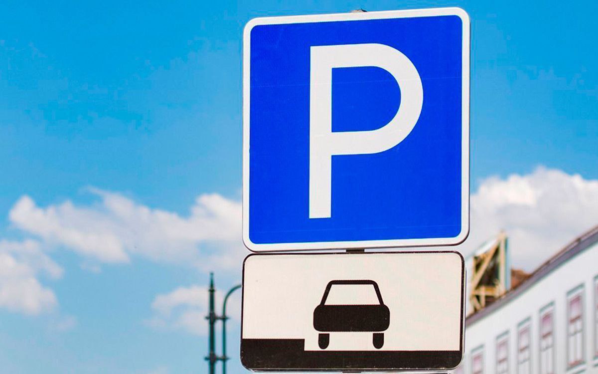 В Краснодаре с 1 октября заработали еще 15 новых платных парковок   Эти зоны расположены вблизи деловых и жилых районов что позволит большему числу водителей удобно размещать свои автомобили Список новых платных парковок и их стоимость Улица Дзержинского с обеих сторон от улицы Дальняя до улицы Шоссе Нефтяников 179 мест 40 час Улица Клубная с обеих сторон от улицы Дзержинского до улицы Шоссе Нефтяников 38 мест 40 час Улица Калинина нечётная сторона от улицы Октябрьской до улицы Кирова 17 мест 60 час Улица Тургенева с обеих сторон от улицы Космонавта Гагарина до улицы Дальняя у Табрис 51 место 40 час Улица Дальняя с обеих сторон от улицы Тургенева до улицы Гаражной 8 мест 40 час от улицы Гаражной до улицы Рашпилевской 39 мест 40 час от улицы Рашпилевской до улицы Дзержинского 37 мест 40 час Улица Академика Лукьяненко нечётная сторона от улицы Калинина до улицы Красных Партизан 44 места 40 час Улица Колхозная с обеих сторон от улицы Серова до улицы Садовой 77 мест 40 час Улица Степана Разина с обеих сторон от улицы Ставропольской до улицы КИМ 44 места 30 час Улица Фестивальная с обеих сторон от улицы Тургенева до улицы Воровского 39 мест 40 час Улица Олимпийская с обеих сторон от улицы Тургенева до улицы Воровского 24 места 40 час Улица Юннатов чётная сторона от улицы 40 летия Победы до улицы Клинической 9 мест 40 час Улица Карла Маркса с обеих сторон от улицы Космонавта Гагарина до улицы Рылеева 57 мест 40 час Улица Брюсова с обеих сторон от улицы Космонавта Гагарина до улицы Рылеева 47 мест 40 час С вводом в эксплуатацию новых парковок их общее количество в Краснодаре достигло 299 а общее число машиномест 13 073 Югополис Прислать фото или видео Читайте нас на сайте ЮГОПОЛИС
