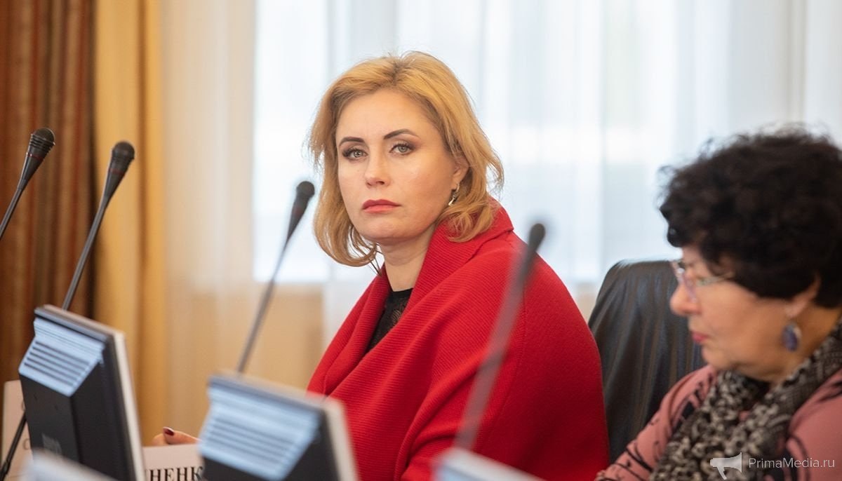 Прокуратура пытается изъять дома и землю у бывшей вице мэра Владивостока Соколовой Прокуратура Приморья подала в суд иск к бывшей вице мэру Владивостока Наталье Соколовой об обращении в доход государства трех зданий и двух земельных участков приобретённых на неподтвержденные доходы В прошлом году в суд предъявлено исковое заявление Соколовой Н С ранее замещавшей должность первого заместителя главы администрации города Владивостока и ее родителям об обращении в доход государства 5 объектов недвижимости стоимостью 27 млн рублей в отношении которых не представлены доказательства приобретения на законные доходы заявил глава ведомства Сергей Столяров В декабре 2025 года Соколова уже второй раз оказалась в следственном изоляторе Суд избрал ей меру пресечения в виде заключения под стражу на два месяца по новому уголовному делу о незаконном отчуждении двух земельных участков   PrimaMedia в       подпишись 18