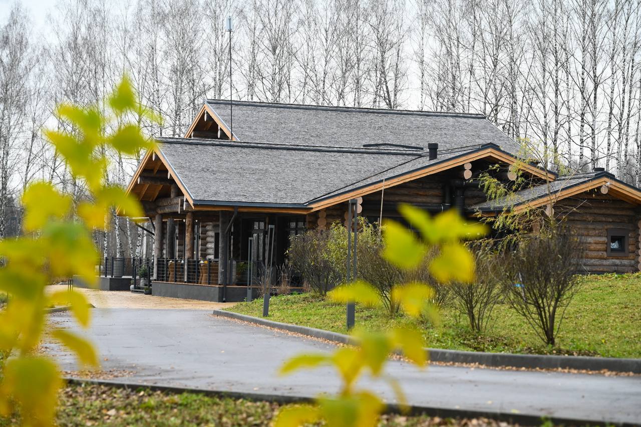 Председатель Правительства Тульской области Михаил Пантелеев обсудил с отельерами реализацию инвестпроектов в сфере туризма 7 ноября первый заместитель Губернатора председатель Правительства Тульской области Михаил Пантелеев в Веневском районе посетил загородный гостиничный комплекс Just Wood На территории расположены коттеджи дуплексы деревянные срубы экомодули гостевые дома центр проката инвентаря рестораны спа центр бани подогреваемый уличный бассейн и многое другое Разрешено размещение с животными Комплекс сертифицирован Роскачеством и соответствует стандартам pet friendly Также в авторской кухне его ресторанов представлены локальные гастрономические специалитеты Тульская область в числе пилотных регионов проекта АСИ ПроЕДУ по России Just Wood участник и победитель конкурсов которые проводятся в рамках национального проекта Туризм и гостеприимство Так организация получила субсидии на строительство десяти модульных некапитальных домиков бассейна закупку оборудования для туризма создание экологической туристической тропы На территории комплекса Михаил Пантелеев провел совещание с отельерами на котором обсудили меры государственной поддержки и инвестиционный потенциал региона в сфере туризма В течение последних лет Тульскую область стабильно посещают более 1 5 миллионов туристов В основном они приезжают из Москвы и Подмосковья Калуги Санкт Петербурга Воронежа Такая география связана с наличием прямого транспортного сообщения между регионами В рамках нацпроекта Туризм и гостеприимство в регионе реализуются различные меры федеральной и региональной поддержки направленные на формирование инфраструктуры и создание новых точек притяжения туристов Так в частности в настоящее время Агентством развития туризма Тульской области разработано три новых приоритетных автомобильных туристических маршрута по региону Тула мастерская России Тульская сокровищница от Поленова до Куликова поля Тульская область Календарь эпох Утверждена программа развития автотуризма в Тульской области до 2030 года В настоящее время в Тульской области работают более 240 гостиниц а общее количество мест доступных для размещения составляет более 20 тысяч Высокая загрузка ставит задачу расширения номерного фонда В связи с этим особое внимание по поручению Губернатора Дмитрия Миляева уделяется укреплению инвестиционной привлекательности региона А в этом году на полях Петербургского экономического форума было заключено соглашение на создание в Куркинском районе круглогодичного экокурорта Берег Дона Объем инвестиций порядка 500 млн рублей Кроме того ведется строительство загородной гостиницы в Ясногорском районе Вложения в проект составят порядка 1 5 млрд рублей В Туле и Новомосковске появятся гостиничные комплексы с объемом инвестиций 4 млрд рублей Развитие туризма в Тульской области одно из ключевых направлений работы Правительства региона Губернатор Дмитрий Вячеславович Миляев поставил перед нами задачи по развитию туристической инфраструктуры привлечению инвестиций и популяризации культурно исторического наследия региона В настоящее время мы реализуем различные проекты по расширению перечня туристических маршрутов реконструируем исторические объекты и создаем современные туристические центры Значительное внимание уделяем развитию событийного и промышленного туризма проведению культурных мероприятий подчеркнул Михаил Пантелеев