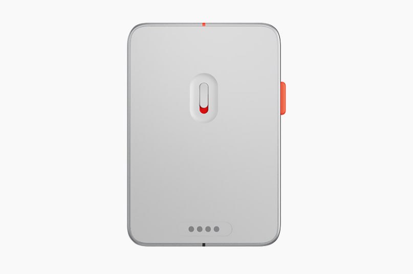 Яндекс представил новый гаджет для бизнеса носимый ИИ диктофон с Алисой Про Устройство способно записывать расшифровывать и выделять главное из лекций и совещаний а также быстро находить нужную информацию из архива Все журналисты в предвкушении новогодних подарков Кому еще может пригодиться эта штука непонятно Читайте Про tech и этих