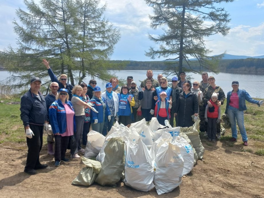 Волонтеры акции «Вода России» приводят в порядок берега рек края  За три месяца участники провели уже 20 субботников, в которых приняли участие около 900 жителей края.    Благодаря их усилиям 15 км береговых линий стали чище, а на переработку и утилизацию отправлено 154 куб. метра мусора.  Экологические мероприятия охватили Хабаровск, Амурский, Ванинский, Верхнебуреинский и Хабаровский районы.    Наш регион поддерживает акцию «Вода России» с 2019 года. За это время проведено более 800 мероприятий, в которых приняли участие свыше 23 тысяч волонтеров.  Акция проходит в рамках нацпроекта «Экологическое благополучие», реализуемого с 2025 года по инициативе Президента РФ.  #Нацпроекты27