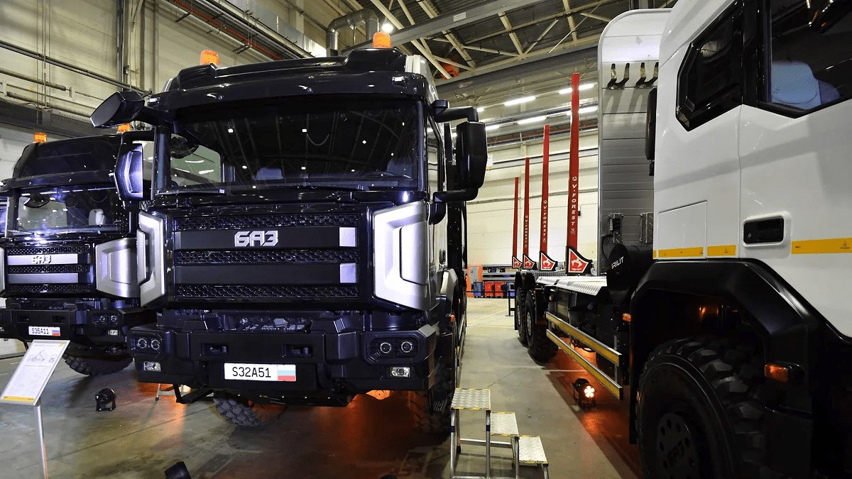 АО Романов входит в концерн Алмаз Антей запустило на бывшем заводе Scania и Man в Санкт Петербурге производство самосвалов седельных тягачей и автомобилей под брендом БАЗ Планы выпустить 600 машин в 2026 году vc ru transport 2669312