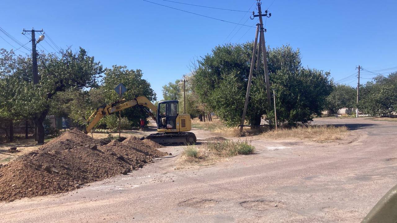 Вода для подшефного региона     В Черниговском районе Запорожской области  продолжается работа по восстановлению водопроводной системы    Строители из Северной Осетии продолжают помогать подшефному Черниговскому муниципальному округу Запорожской области. В поселке Черниговка продолжаются работы по замене водопроводной системы.    «Рабочие уже проложили  более пяти тысяч водопроводных труб. Установлено 36 колодцев. Рабочие обвязали 17 внутренних узлов колодцев.»,- сообщает Минстрой РСО-Алания.