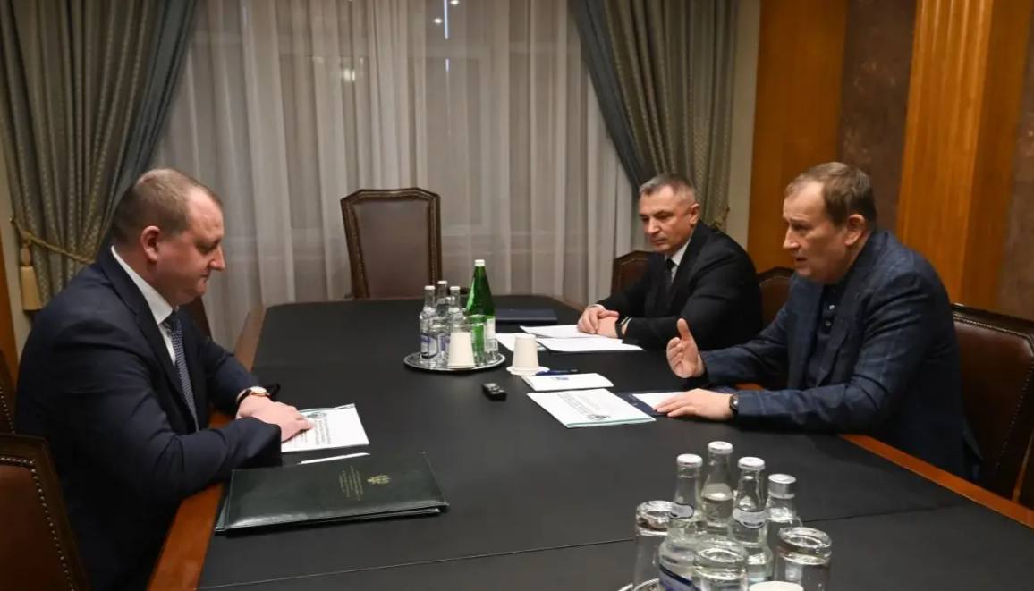 Губернатор Александр Дрозденко провел рабочую встречу с руководителем Северо Западного управления Россельхознадзора Олегом Емцевым Стороны обсудили потенциал развития агросектора в 47 м регионе Александр Юрьевич рассказал что Ленобласть будет использовать мобильные приложения и беспилотники для земельного контроля и совершенствовать цифровые системы ветеринарного учета Совместная работа региона с федеральным ведомством в том числе муниципальный земельный контроль для ликвидации свалок и борщевика на сельхозземлях Процесс изъятия участков у нерадивых собственников уже запущен Договорились также синхронизировать системы автоматизированного учета для профилактики заболеваний животных сказал глава региона   Online47 Всё о Ленобласти и не только Мы в MAX