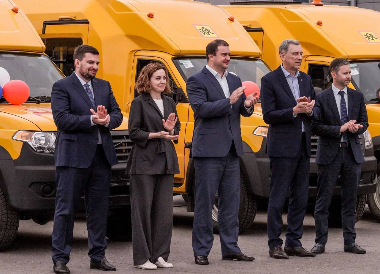 В школы региона передали 51 новый школьный автобус Новые автобусы смогут обеспечить подвоз более 1416 учеников к месту занятий. Директоров школ и водителей с получением нового транспорта поздравили Губернатор Виталий Хоценко, заместитель Председателя Правительства Иван Колесник и Министр образования Ольга Степанова. Сегодня партия нового транспорта поступила в 30 муниципальных районов, в числе которых: Азовский, Большереченский, Горьковский, Знаменский, Исилькульский, Калачинский и Колосовский, а также в два образовательных учреждения города Омска. В этом году ожидается поставка ещё 153 автобусов образовательным организациям Омской области. После их вручения в 2025 году на территории Омской области будет полностью завершено обновление школьного автопарка. В период с 2019 по 2024 годы за счет средств федерального и областного бюджетов были приобретены и поставлены в образовательные организации 412 школьных автобуса.