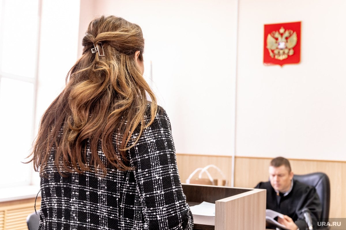 Доказала смерть сына в зоне боевых действий Жительница Тобольского района обратилась в суд, чтобы власти официально признали - ее сын погиб на СВО. Мужчина, служивший по контракту, пропал без вести в ДНР в мае 2024-го, спустя три месяца его исключили из списков личного состава военной части. При этом без судебного решения мать не могла претендовать на выплаты и льготы, положенные ей за смерть сына.