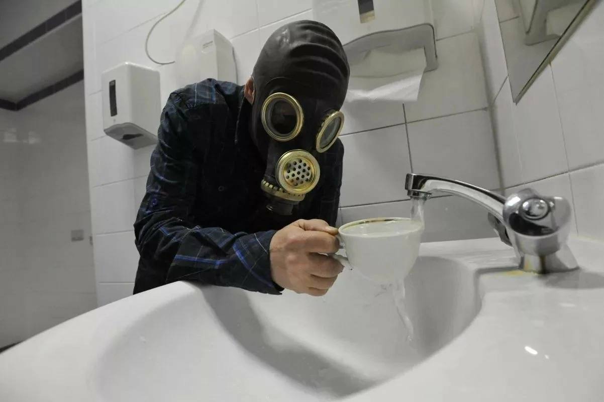 Плохое качество воды в Ростовской области могло привести к росту смертности среди ростовчан. Такие данные следуют из отчета Роспотребнадзора по санитарно-эпидемиологическому благополучию за прошлый год. По данным исследований, загрязненная питьевая вода в регионе способствует увеличению смертности от заболеваний пищеварительной, сердечно-сосудистой и мочеполовой систем, а также онкологических патологий. Проблема носит системный характер - в 2023 году Роспотребнадзор зафиксировал заболевания, связанные с качеством воды, в 94% регионов страны. Особенно остро ситуация проявляется в Ростовской области, Забайкальском крае, Республиках Мордовия и Калмыкия, Томской области. Эксперты подчеркивают, что помимо прямого влияния на смертность, некачественная вода вызывает значительный рост общей заболеваемости, создавая дополнительную нагрузку на систему здравоохранения и снижая качество жизни населения. Подписаться Прислать новость