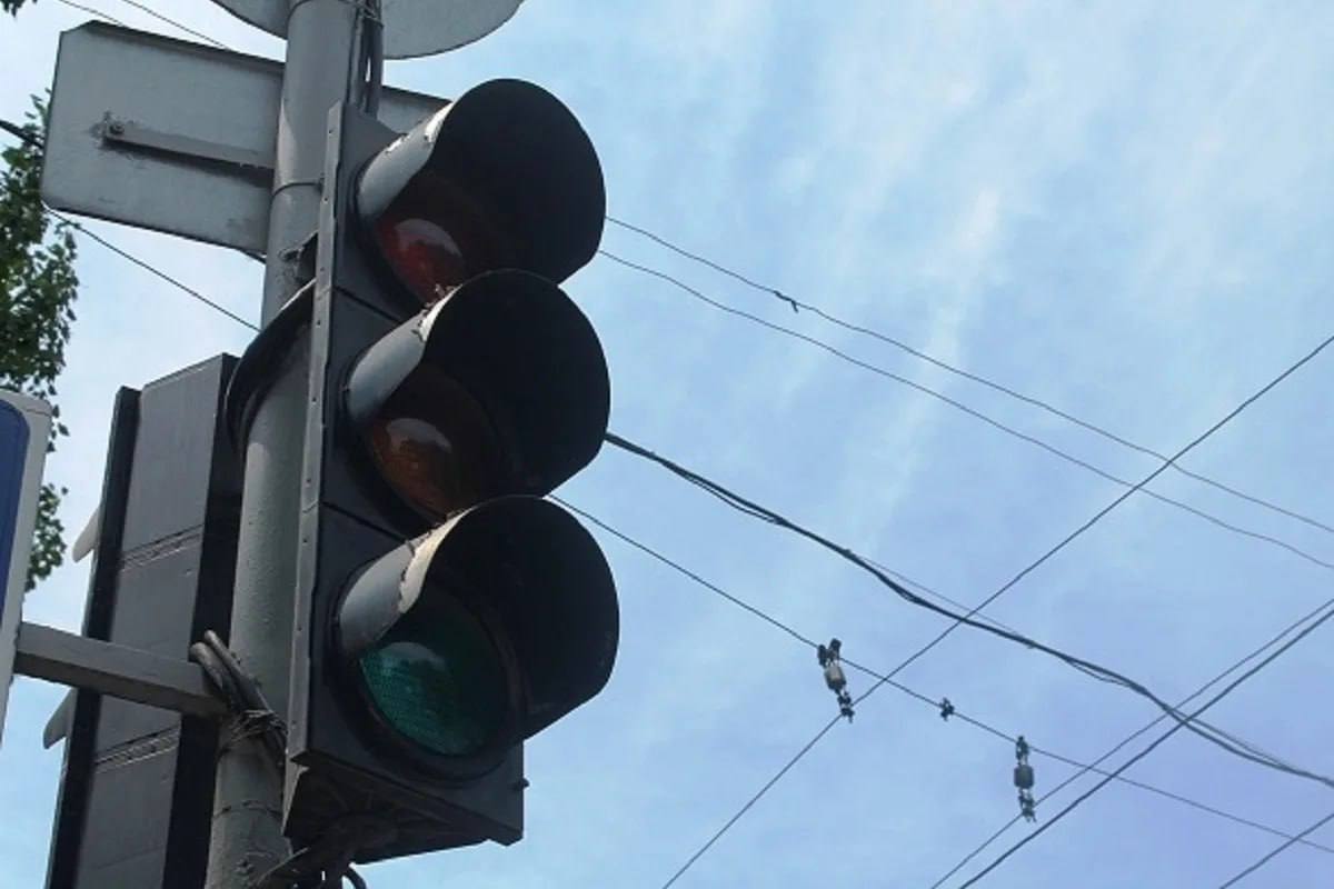 В связи с плановым отключением электроэнергии, в городе временно не работают светофоры Работают регулировщики. Просим водителей и пешеходов быть предельно осторожными и внимательными.