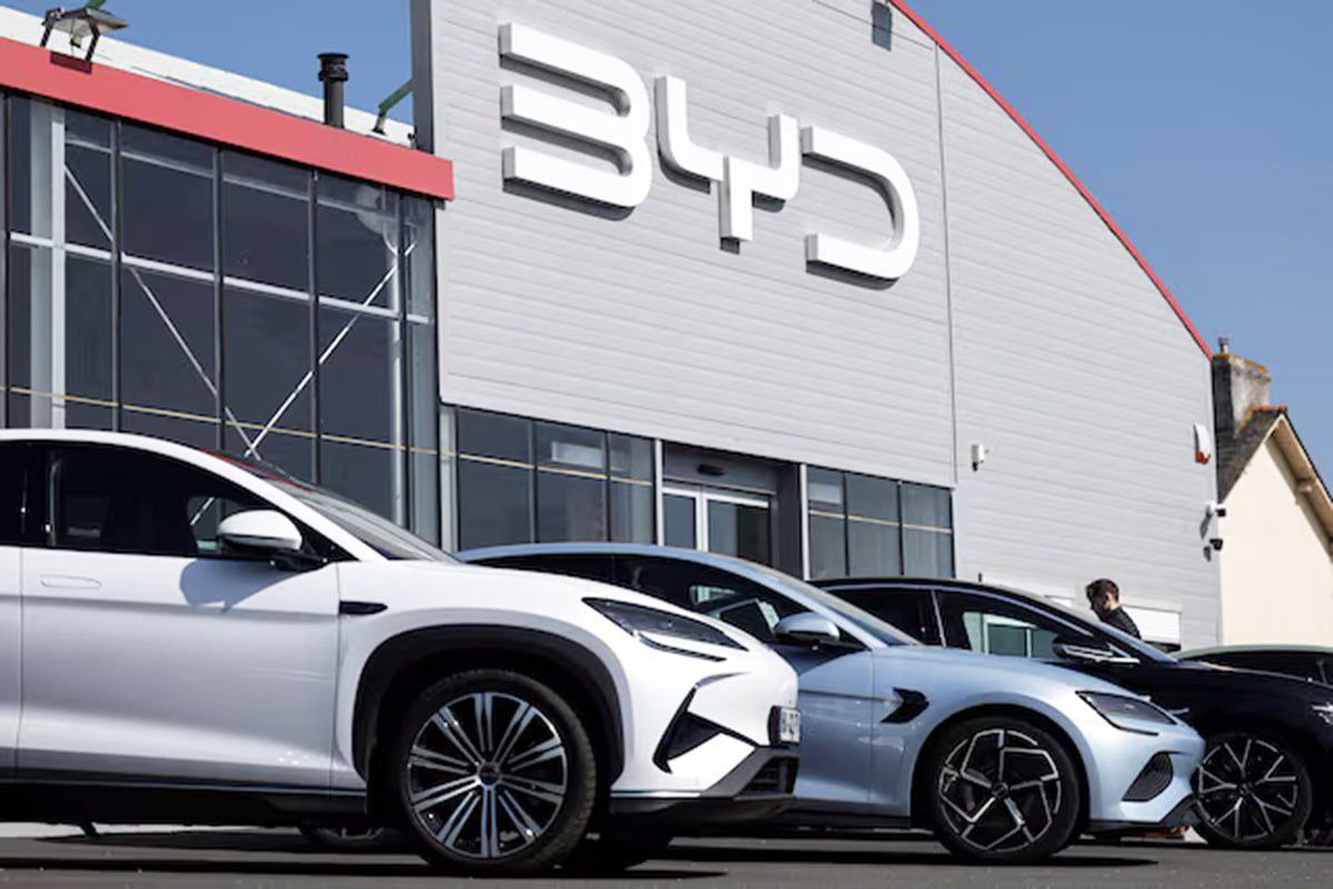 Китайская экспансия в ЕС продолжается BYD официально объявила о создании своего нового центра в Венгрии. Об этом сообщил президент компании Ван Чуаньфу на пресс-конференции с премьер-министром Венгрии Виктором Орбаном. Центр разместится в Будапеште, в нем будет около 2000 рабочих мест. Новый хаб станет площадкой для реализации продаж и сервисного обслуживания, а также тестирования и адаптации моделей BYD к европейским условиям, Это уже второй крупный объект BYD в стране: первый завод по выпуску электробусов был открыт в Комароме ещё в 2016 году, а сейчас в Венгрии строится завод по производству электромобилей. Выбор Венгрии неслучаен. Под руководством Орбана страна выстраивает тесные связи с Китаем, выделяясь на фоне общей линии ЕС по снижению зависимости от китайской экономики. Сближение началось ещё в 2010-х и привело к активному притоку инвестиций в аккумуляторную и автомобильную промышленность. Открытие нового центра BYD укрепляет позиции бренда в Европе и подчёркивает роль Венгрии как стратегического партнёра Китая в области высоких технологий и экологичного транспорта. Прислать новость Наши чаты #evНовости