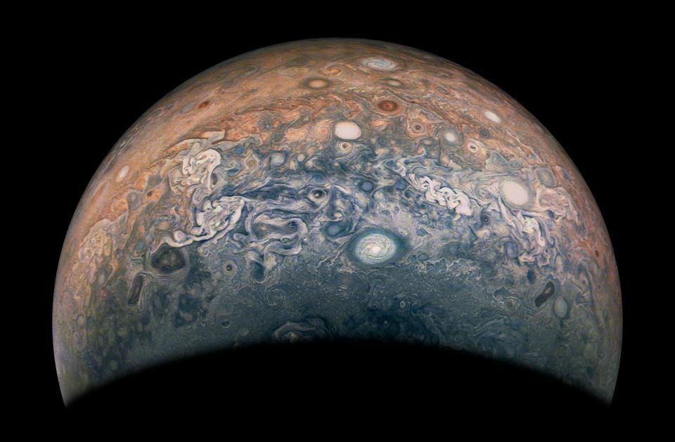 NASA опубликовало самые четкие фотографии Юпитера  Космический аппарат Juno передал тысячи изображений атмосферы планеты и ее спутников в высоком разрешении.  Завораживает...