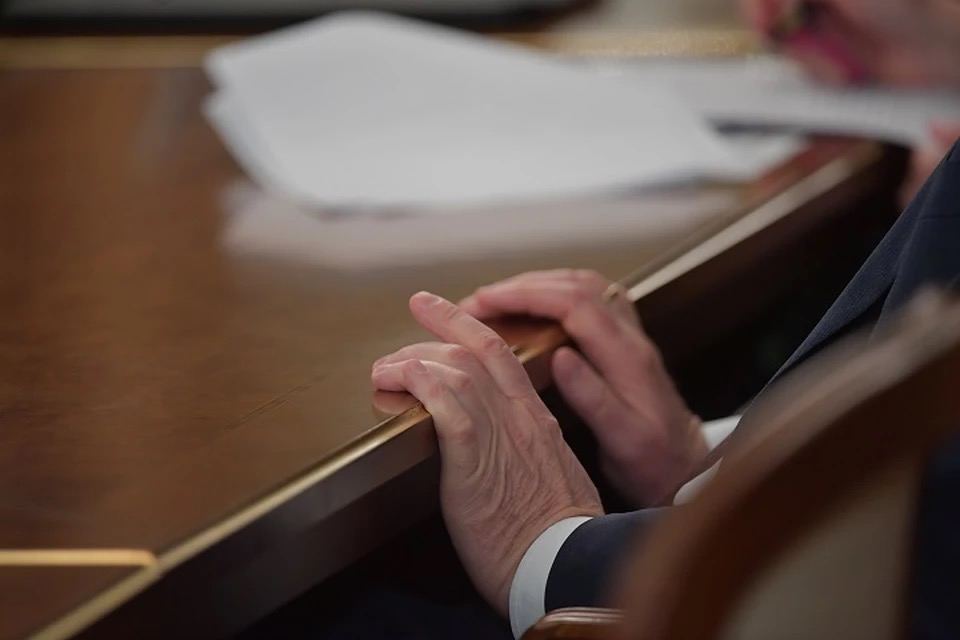 Живем в лодочном гараже экс депутат Напсо пожаловался на нищету семьи Бывший депутат Госдумы Юрий Напсо заявил что его семья вынуждена жить в гараже для лодок в Сочи По его словам после выселения из служебной квартиры в Москве другого жилья нет ни у него ни у четверых детей ни у 85 летней матери Сам Напсо уже два года живёт в ОАЭ но уверяет недвижимости у семьи не осталось всё якобы продали ради погашения кредитов Он также подчеркнул что служебную квартиру полностью обустроил за свой счёт Выселение произошло после решения суда семья занимала ведомственное жильё незаконно потому что Напсо лишили мандата за 200 прогулов Попытка оспорить это через Верховный суд провалилась Теперь экс депутат рассказывает что его близкие ютятся в гараже на берегу моря Официально эти слова пока не подтверждены Подписаться на kpkuban Читать нас в MAX