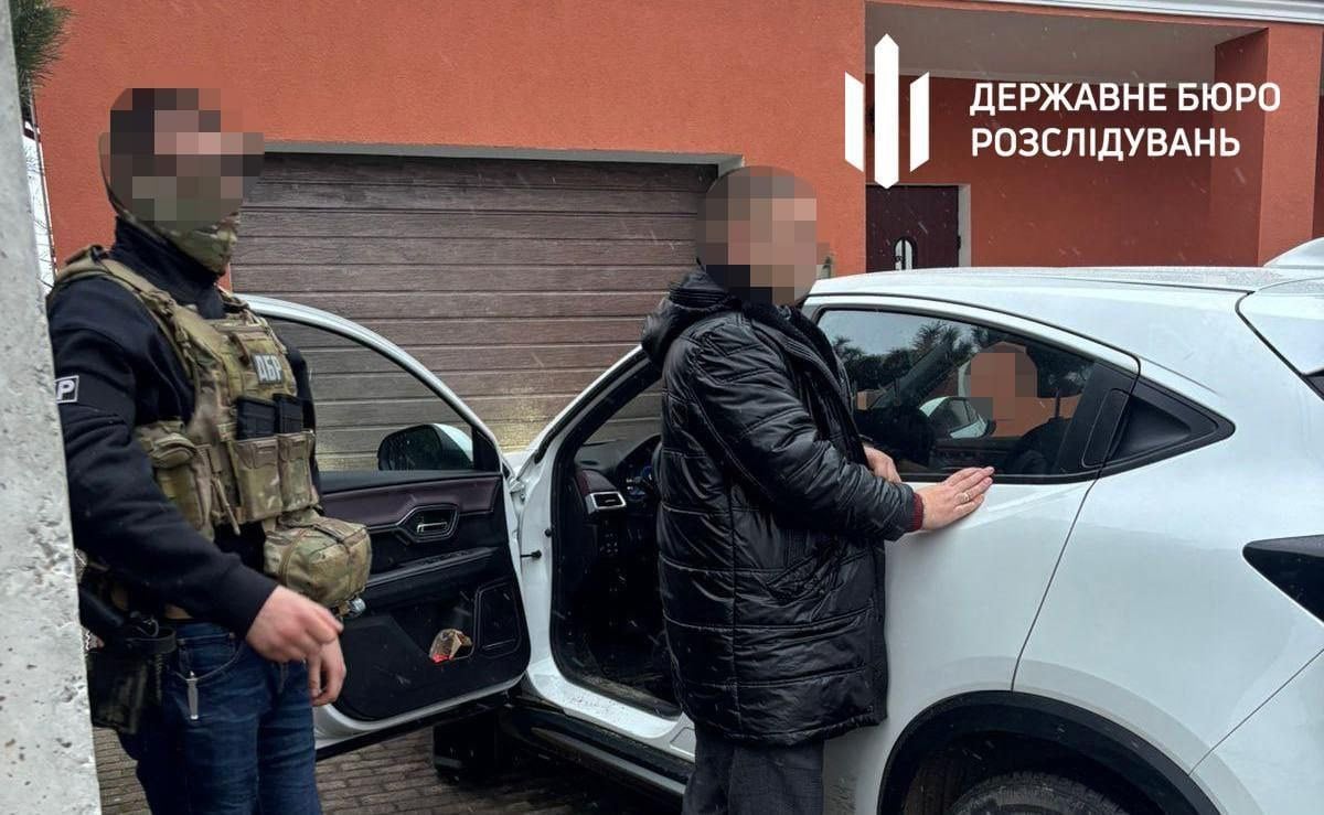 Пытался смыть деньги в унитаз во время обыска: ГБР задержало депутата Львовского облсовета за мошенничество  По данным следствия, чиновник вместе с подельником требовали от предпринимателя 1,2 млн гривен за победу на тендере, однако тот отказался и выиграл самостоятельно. После этого «схемщики» сделали вид, что они ему помогли, и в «навязчивой форме» начали требовать часть прибыли.   Злоумышленников задержали во время получения $25 тысяч и 190 тысяч гривен.