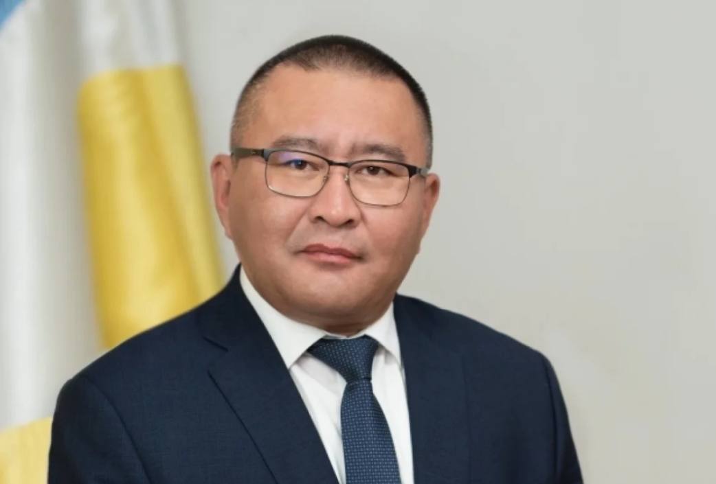 Экс министр с х Бурятии спустил миллионы на кутежи и свой день рождения С 2021 по 2023 год бывший министр сельского хозяйства Галсан Дареев получил почти 4 миллиона рублей Деньги он требовал через своих сотрудников у различных сельхозорганизаций Если те шли в отказ угрожал навредить бизнесу используя свои возможности министра Четыре организации сдали 1 2 млн под видом спонсорства остальную сумму перечислили 15 предприятий в подконтрольный министру фонд Деньги министр тратил на проведение мероприятий фуршеты алкоголь и всякое такое А 120 тысяч он вложил в празднование своего дня рождения Подробнее   t me su sk buryatia 3262                 Связаться с нами можно через кнопку Написать нам                 Все объявления Бурятии здесь   doska03bur
