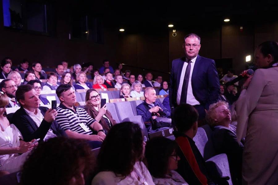 Первый форум креативных индустрий прошел в Кузбассе Более 500 экспертов и представителей бизнеса из Кузбасса, Томска, Новосибирска, Якутии и Москвы обсудили экспортный потенциал услуг креативной сферы, тренды и перспективы развития модной индустрии, поддержку региональных брендов, создание городских креативных пространств и перспективы развития ремесленничества. В пленарном заседании форума приняли участие губернатор Кузбасса Илья Середюк, директор АНО «Креативная экономика» Алексей Евсеев, директор проектов Центра развития креативной экономики Агентства стратегических инициатив Афанасий Саввин, сценарист, актер, генеральный продюсер «Тайга Пикчерс» Антон Пампушный и другие специалисты.