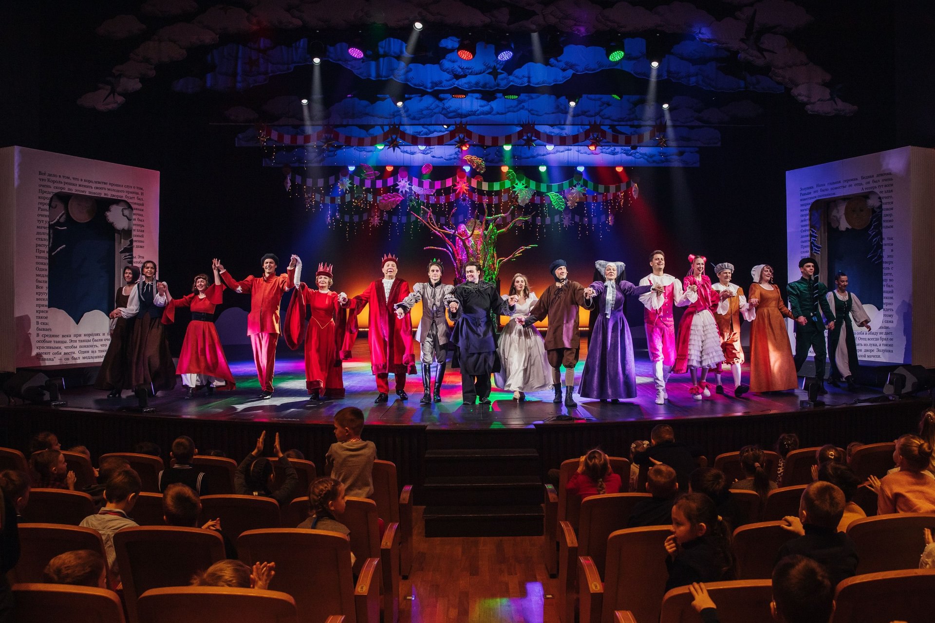 День артиста впервые отметят в Алтайском крае 17 января в России впервые отметят новый профессиональный праздник День артиста Его учредили в 2025 году Праздник посвящен артистам театра кино цирка а также музыкантам и эстрадным исполнителям Дата выбрана не случайно В этот день родился первый народный артист СССР режиссер выдающийся педагог и создатель системы актерского мастерства Константин Сергеевич Станиславский В 2026 году также впервые проведут всероссийскую акцию Ночь театрального искусства Она пройдёт 27 марта В этот день будут доступны экскурсии по закулисью разные формы активности общение с артистами и другими сотрудниками театров Фото Минкультуры Алтайского края