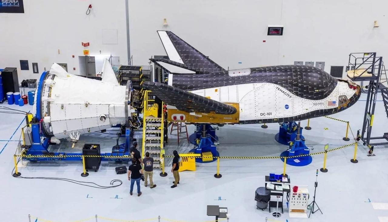 Полёты грузового шаттла Dream Chaser к МКС под угрозой NASA и компания Sierra Space серьёзно пересмотрели соглашение на использование космоплана Вместо семи полётов к станции прописанных в контракте остался один демонстрационный запуск намеченный на конец 2026 года В агентстве объяснили что разработка новых транспортных систем часто идёт медленнее чем планировалось а к 2030 году станцию все равно ждет вывод из эксплуатации