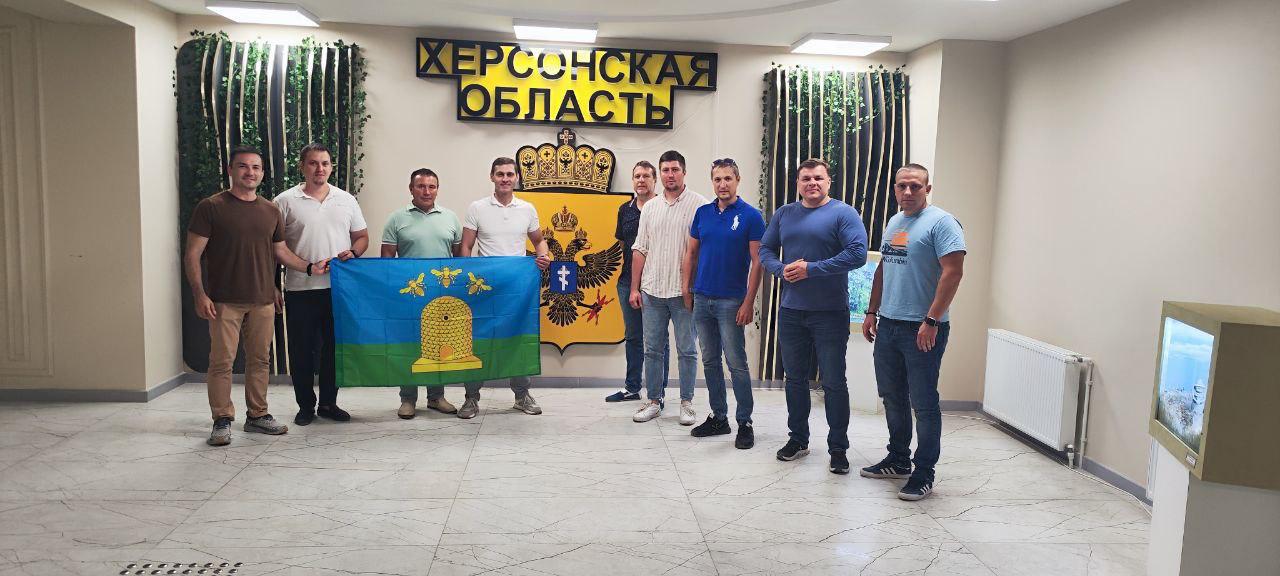 По инициативе Минпромторга Херсонской области в Геническ прибыла делегация инвесторов из Санкт-Петербурга и Тамбовской области В рамках встречи участники ознакомились с рядом промышленных объектов, включая технопарк "Паллада" — ключевую площадку для локализации производств. Обсуждались условия входа инвесторов, меры государственной поддержки, а также возможности выхода продукции на внутренние и внешние рынки. "Отдельное внимание было уделено инициативе создания радиоэлектронного кластера — перспективного проекта, направленного на развитие технологичного сектора", — сообщили "Таврии" в Министерстве промышленности и торговли региона. ПОДПИСАТЬСЯ НА ТАВРИЮ