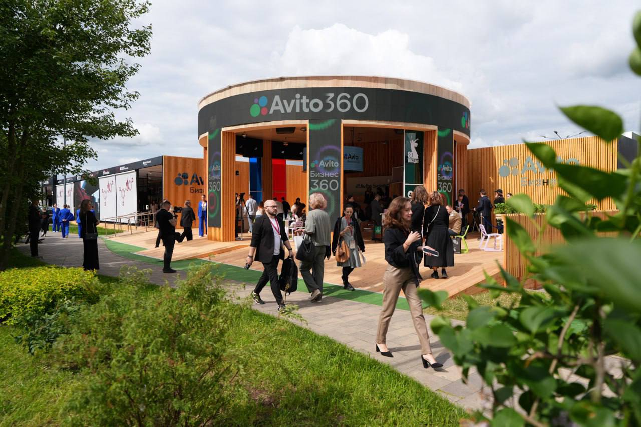 На ПМЭФ-2025 открылось кафе «Авито Бизнес 360» особое пространство для предпринимателей малого и среднего бизнеса, где за чашечкой кофе можно найти партнёров, обменяться опытом, послушать паблик-токи и обсудить реальные бизнес-тренды с успешными предпринимателями. Открыл программу кафе паблик-ток про эффективное ведение бизнеса, где участники обсудили, как инструменты платформы помогают в бизнесе, а модератором стал Илья Дудковский, директор бизнес-направления «Avito Бизнес 360» Площадка сделана в формате 360 градусов: в центре расположена сцена, по кругу — экраны и пространство для нетворкинга. Всё построено на алюминиевых фермах и переработанных материалах. Поставщиков для проекта подобрали прямо на «Авито Бизнес 360». Кафе будет работать все дни проведения ПМЭФ, с 18 по 21 июня.