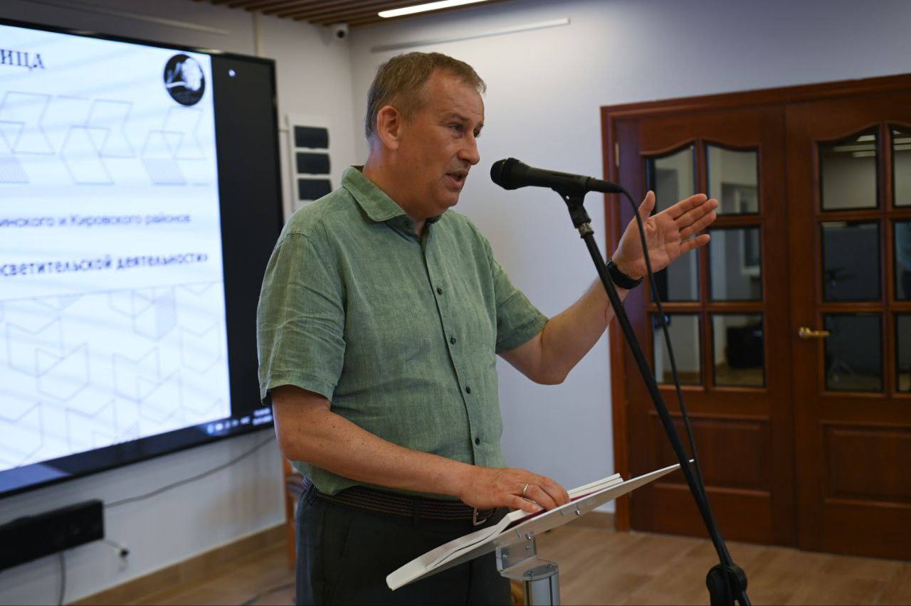 Разговор не только о книгах, но и о будущем библиотек: в Волхове Александр Дрозденко встретился с сообществом библиотекарей на библиотечном форуме Волховского, Тихвинского и Кировского районов «Инструментарий библиотекаря в просветительской деятельности». Встреча прошла в обновленном культурно-информационном центре имени А.С. Пушкина — многофункциональный общественном центре, сочетающем традиционные библиотечные функции с инновационными технологиями и услугами. «Мы сейчас запускаем проект по созданию модульных библиотек. Здесь предусмотрено финансирование как из областного, так и из федерального бюджета. И хочу сказать, что нам нужно внимательно посмотреть на этот проект. Если он у нас пойдёт, то можно его продолжать тиражировать. Что касается комплектования книжных фондов, то вы знаете, что в прошлом году я принял решение в пять раз увеличить финансирование из областного бюджета на комплектование книжных фондов. Мы это обязательство исполняем. И, кстати, по итогам 2024 года на 33% увеличился объём приобретённых книжных изданий. Я считаю, что нам нужно эти объёмы сохранить», — отметил губернатор.