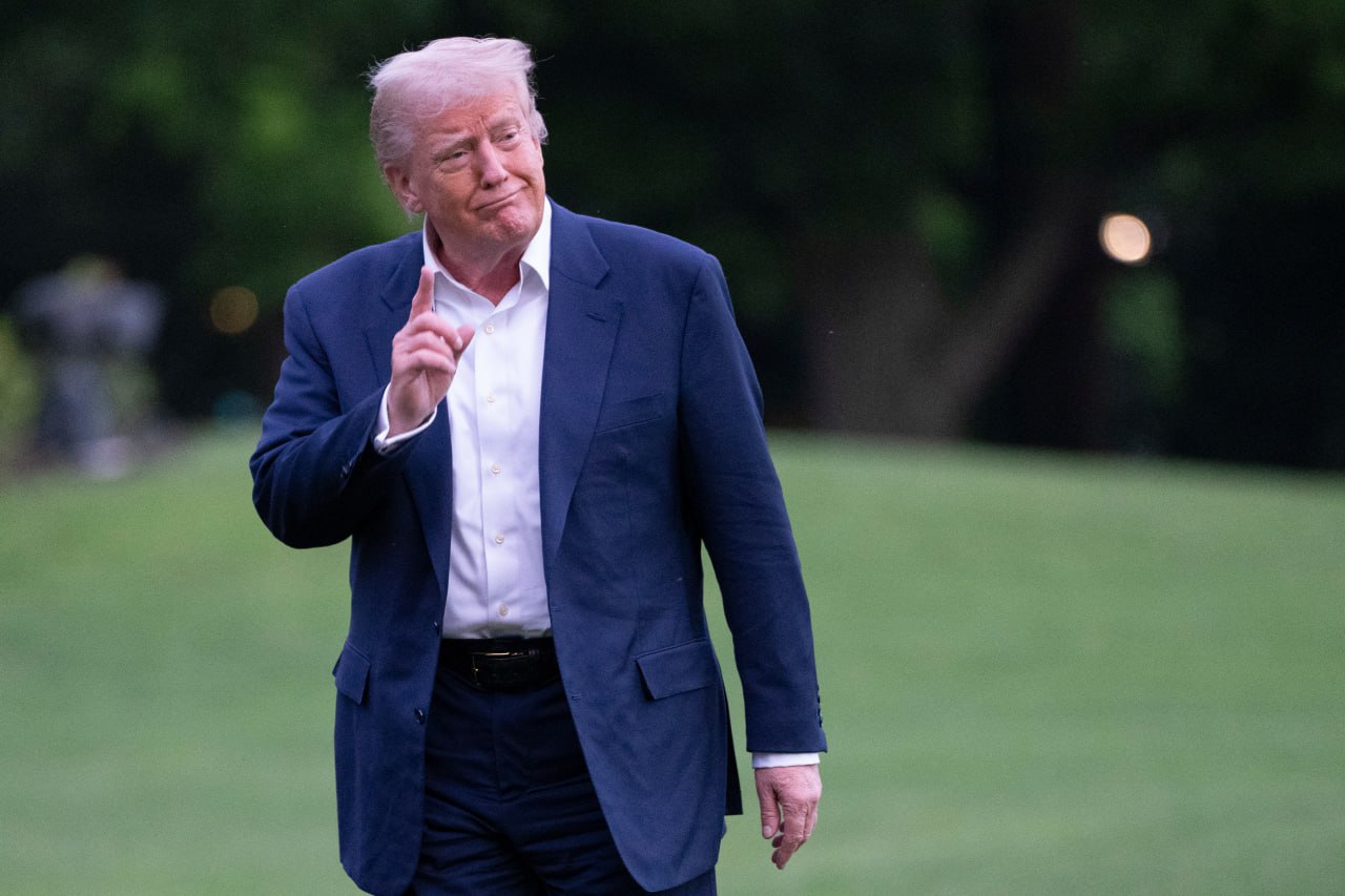 Дональд Трамп назвал возможные сроки переговоров с Владимиром Путиным По словам президента США, встреча с российским лидером состоится, как только это будет возможно. Мы разрешим это. Я бы даже поехал прямо отсюда, но я хочу увидеть моего прекрасного внука. Я вам могу сказать, что мир сейчас стал более безопасным, я думаю, что через две-три недели мы сможем сделать его ещё безопаснее, мы займёмся несколькими ситуациями, — сказал Трамп в Абу-Даби. Также президент США заявил, что в ближайшие недели его администрация направит уведомления зарубежным партнёрам о новых условиях ведения бизнеса в Соединённых Штатах. Подпишись на «Говорит Москва»