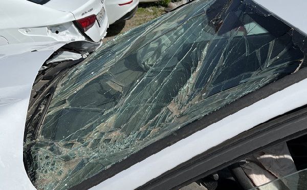 Два человека погибли в ДТП под Саратовом.   Сегодня на трассе Маркс–Балаково столкнулись «ВАЗ-2107» и электрокар Zeekr. В «семёрке» погибли двое, водитель Zeekr госпитализирован.    Спасатели извлекают тела из искореженного авто. Причины аварии выясняются, сообщил начальник управления региональной безопасности Юрий Юрин.   Читать на сайте  #саратов #саратовскаяобласть
