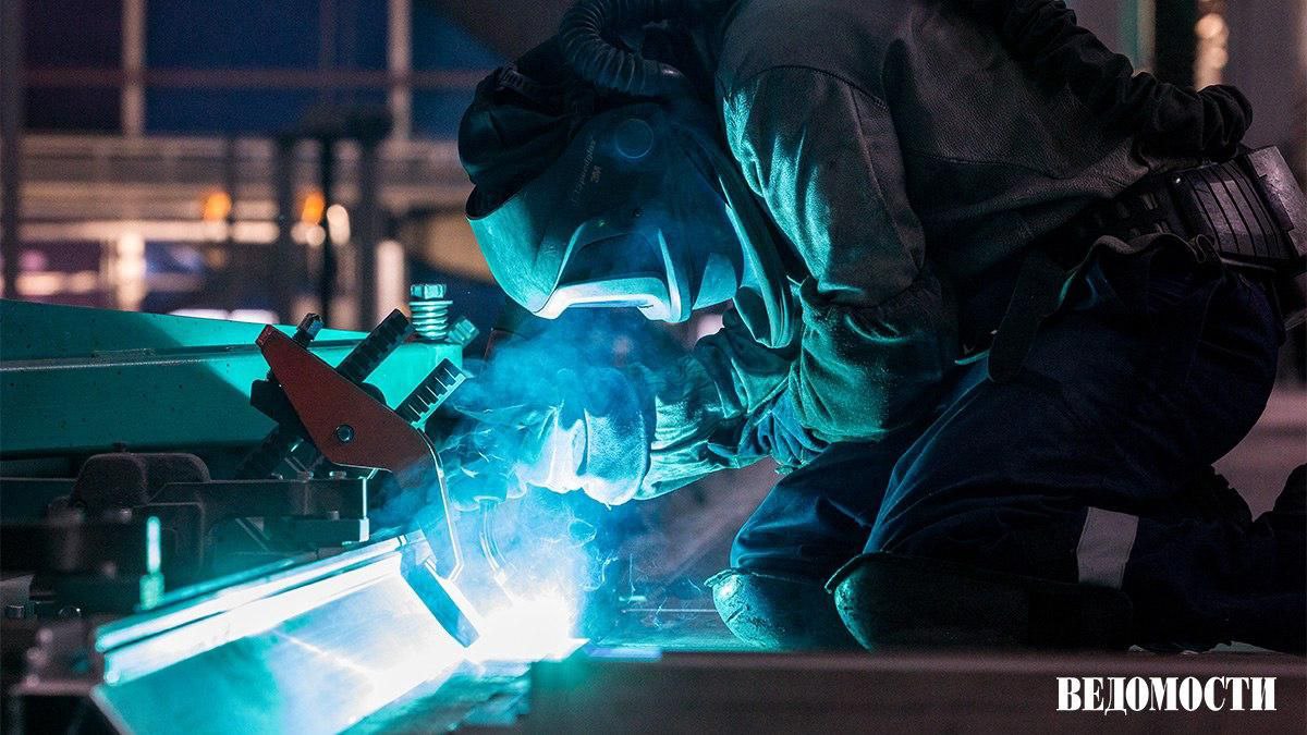 Зарплаты сварщиков пятого шестого разряда в России достигают 300 000 рублей Об этом говорится в исследовании девелопера October Group и аутсорсинговой компании Mega Personal с которым ознакомились Ведомости Такой уровень зарплаты связан с дефицитом специалистов пояснила директор по персоналу Mega Personal Анна Конева Она также отметила что например сварщика третьего разряда найти проще Подбор сварщика вне зависимости от его уровня занимает на предприятии около двух недель Чаще всего специалистов забирают на промышленные предприятия и в промышленное строительство Telegram Max