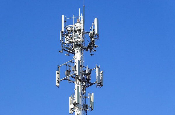 Базовые станции для 5G могут начать собирать в Беларуси  В настоящее время разрабатывается проект указа Президента, который установит нормативную базу для развития 5G. Документ уже находится на стадии рассмотрения, рассказал министр связи и информатизации Беларуси Константин Шульган  Ранее правительством было принято постановление, предусматривающее создание технического совета для обсуждения вопросов развития связи.   — После выхода указа у нас для усиленной работы по 5G все есть — требования по качеству, по территории, требования к развитию каждого оператора, которые предусмотрены указом №335 «Об оказании услуг сотовой подвижной электросвязи». Это все как комплекс будет работать на то, чтобы технология развивалась быстро, — отметил министр связи.    Подробнее — на сайте    Подпишись — Минская правда MLYN.by