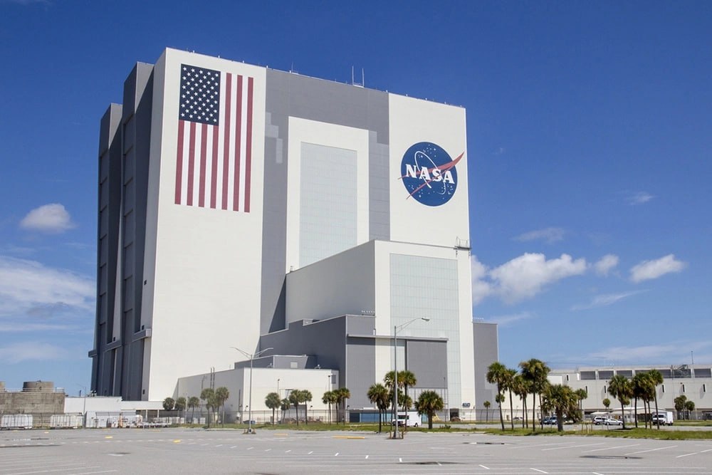Космос в пролете Космическое агентство США ждут очень непростые времена. В скором времени НАСА покинут свыше 2 тысяч ведущих сотрудников. Таков итог радикального сокращения бюджета агентства со стороны администрации президента Дональда Трампа. О грядущих переменах рассказало издание Politico, получившее доступ к соответствующему докладу. Оптимизация федеральных расходов привела к массовыми увольнениями госслужащих. Под ударом оказалось и НАСА: если на текущий год бюджет агентства превышал 7 миллиардов долларов, то на 2026 финансовый год команда Трампа предложила урезать финансирование примерно в два раза. О недальновидности сокращений уже высказался в соцсети X ранее Twitter; запрещена в России экс-глава аппарата НАСА Джордж Уайтсайдс. "Без разбора увольнять следующее поколение ученых, инженеров и других сотрудников НАСА - это в корне неверный шаг для сохранения лидерства США в космосе, особенно когда конкуренция с Китаем достигает апогея", - отметил он. Чем обернутся для НАСА сокращения и урезание бюджетов - в нашем материале: Фото: iStock