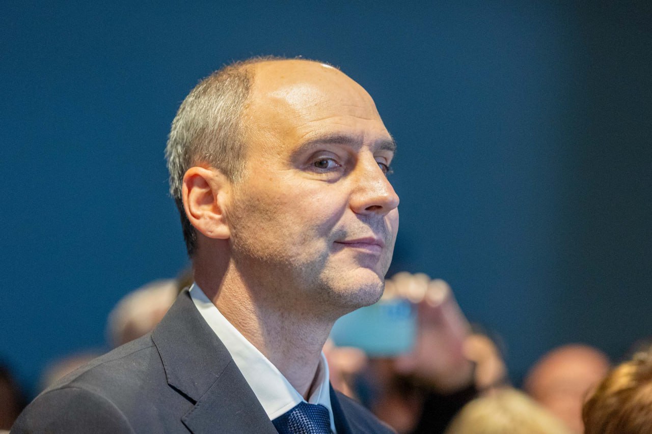 Свердловский губернатор Денис Паслер стал почетным гражданином Оренбуржья Соответствующий указ подписал нынешний глава региона Евгений Солнцев Помимо Паслера почетными гражданами стали еще двое экс руководителей области Владимир Елагин и Юрий Берг Всем троим звания присвоены за значительный вклад в развитие региона Напомним сам Денис Паслер возглавлял Оренбуржье с 2019 года прежде чем перейти на аналогичную работу в Свердловской области Уралити