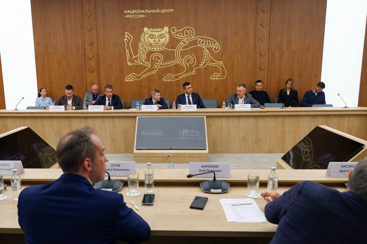 Формирование образа эпохи в НЦ Россия предложили создать экспертный совет по развитию архитектурного кода страны В Национальном центре эксперты обсудили градостроительный и архитектурный код России По словам заместителя начальника Управления Президента РФ по общественным проектам Алексея Жарича одна из важнейших целей формирование образа эпохи Архитектура и строительство формируют этот образ на десятилетия и столетия для будущих поколений Архитектура и внешний вид наших городов и улиц это способ продвижения ценностей в самом широком формате Когда мы говорим о литературе кино театральных постановках музейных выставках это тоже инструменты продвижения ценностей но нужно чтобы человек купил билет в кино или театр прочитал книгу А архитектура всегда с ним куда бы они ни шел На нас всегда воздействует архитектура сказал Алексей Жарич Главный куратор архитектурной выставки Рождение масштаба которая прошла в Национальном центре профессор Международной академии архитектуры Андрей Чернихов представил доклад Право на город в котором сравнил прошлое и современное градостроительство Нам нужно задуматься о таких вещах как ансамбль застройки и не центров а вообще городов потому что города стали полицентричными Поэтому я за создание такого органа который бы не диктовал ни в коем случае и не управлял но мог аккумулировать лучшие практики выступать в роли некоего экспертного мнения рассматривать самые важные крупные объекты создавать банк данных лучших решений сказал Андрей Чернихов Все участники дискуссии согласились с необходимостью создать единый совет по вопросам архитектуры и сошлись во мнении что он может быть сформирован на базе НЦ Россия Телеграм канал Тезис