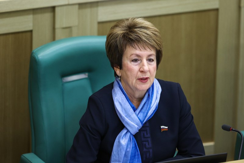 Сенаторами одобрены изменения внесенные в Налоговый кодекс РФ Резиденты особых экономических зон смогут получать налоговые льготы в соответствии с размером фактических вложений в производственные здания и оборудование а также расходов на научные исследования и конструкторские разработки Нововведения будут содействовать созданию передовых предприятий и наращиванию выпуска востребованной продукции Субъекты РФ смогут самостоятельно устанавливать лучшие условия для предприятий отдельных отраслей работающих в особых зонах и ТОР на их территории Предлагаемые меры будут распространяться на резидентов получивших этот статус с 1 апреля 2026 года и начнут применяться с четвёртого года после получения резидентом своего статуса