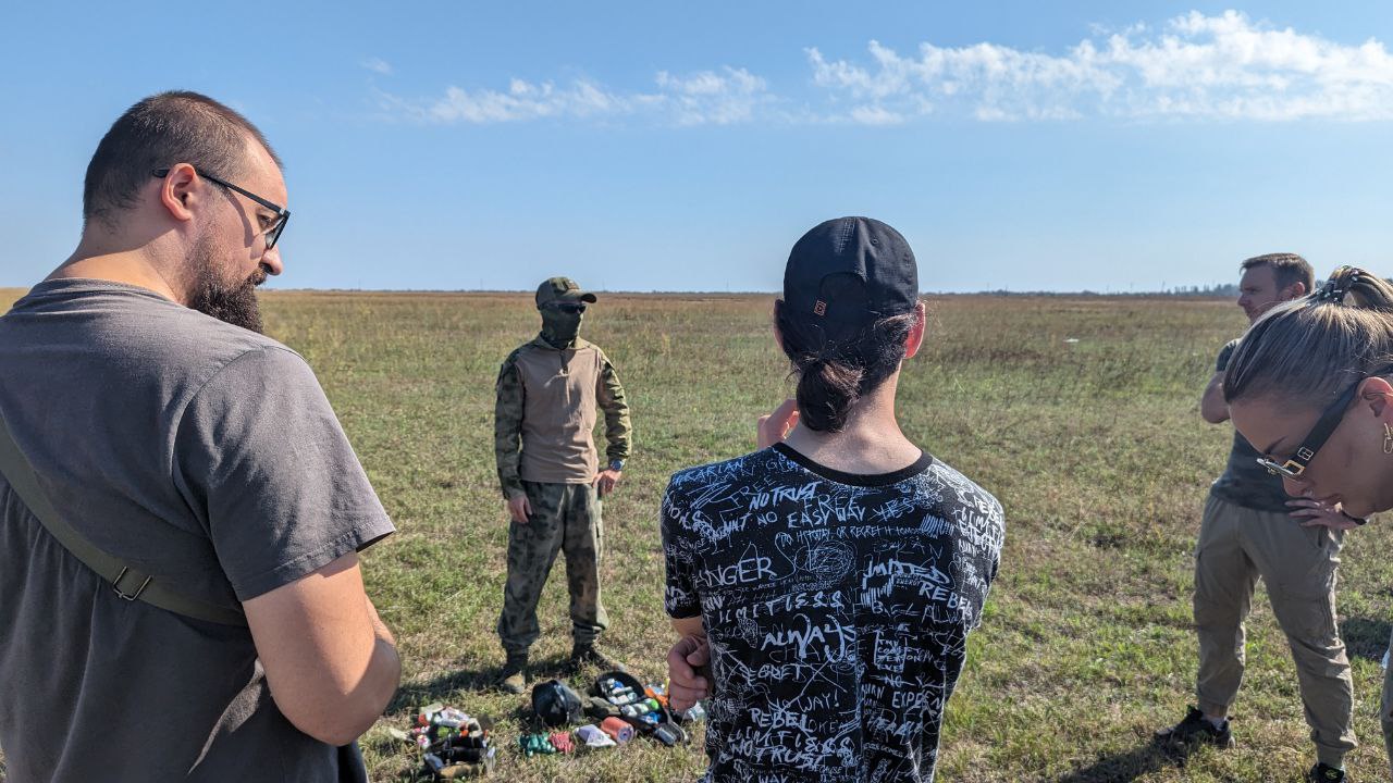 В Херсонской области Росгвардия провела занятие по тактической медицине сотрудникам минцифры    "Росгвардейцы провели теоретическое и практическое занятие по тактической медицине для работников минцифры региона, которые выполняют задачи в 15-км зоне", - говорится в сообщении.   Коллектив ведомства научили оказывать самопомощь и помогать раненым товарищам, а также узнали, как накладывать жгут, правильно обезболивать и перевязывать раны.   Кроме того, участники отработали определение характера ранения, оказание медицинской помощи и эвакуацию пострадавшего из разных поз.     Радио Таврия - подписаться