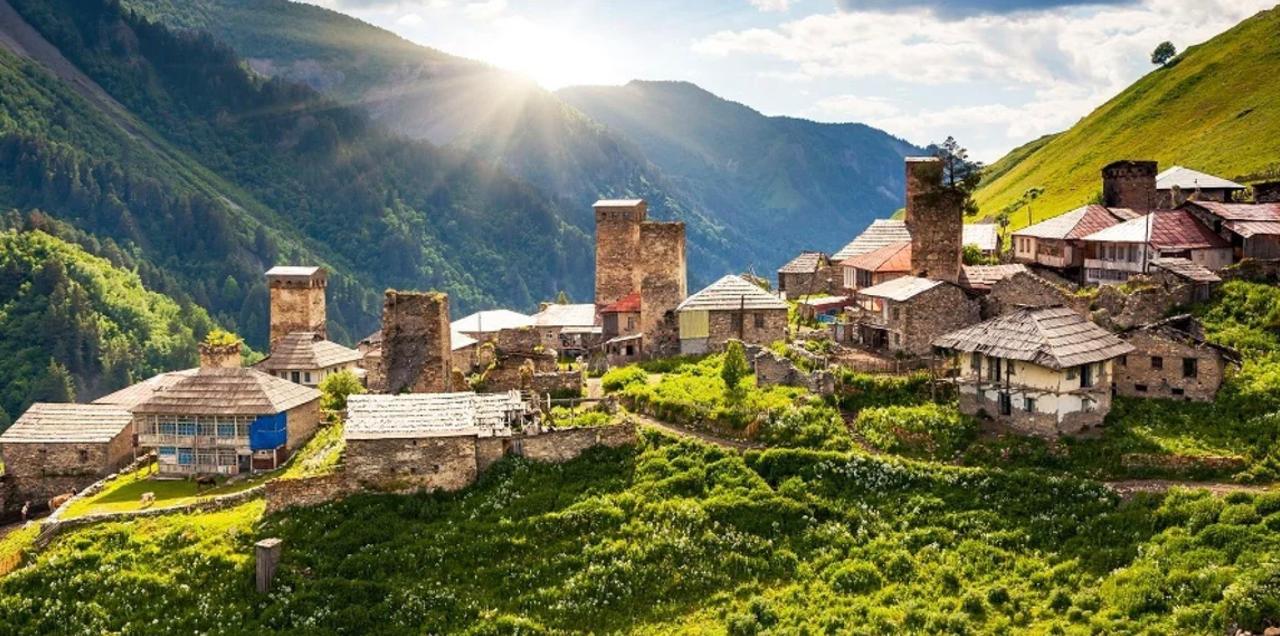 С 2026 года в Грузию не пустят без страховки Об этом сообщили в посольстве Беларуси в Тбилиси Новое правило будет действовать для всех без исключения туристов тех кто едет по делам а также транзитных пассажиров У каждого иностранца должен быть оформлен медицинский страховой полис и страховка от несчастных случаев на весь срок пребывания в стране с момента въезда до выезда Страховку можно оформить как у грузинских так и у зарубежных компаний еще до поездки Главное условие полис должен действовать на территории Грузии Минимальное медицинское покрытие должно составлять не менее 30 тысяч лари это около 10 тысяч евро