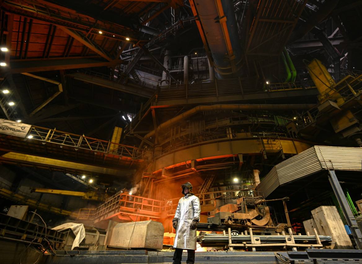 Северсталь добилась самого низкого в отрасли объема использования твёрдого углеродного топлива при производстве чугуна по итогам 2025 года Череповецкий металлургический комбинат ЧерМК ключевой актив компании Северсталь установил рекорд по объему использования природного газа в доменных печах 209 6 м³ на тонну с минимальным расходом твёрдого топлива 328 1 кг т lngchannel