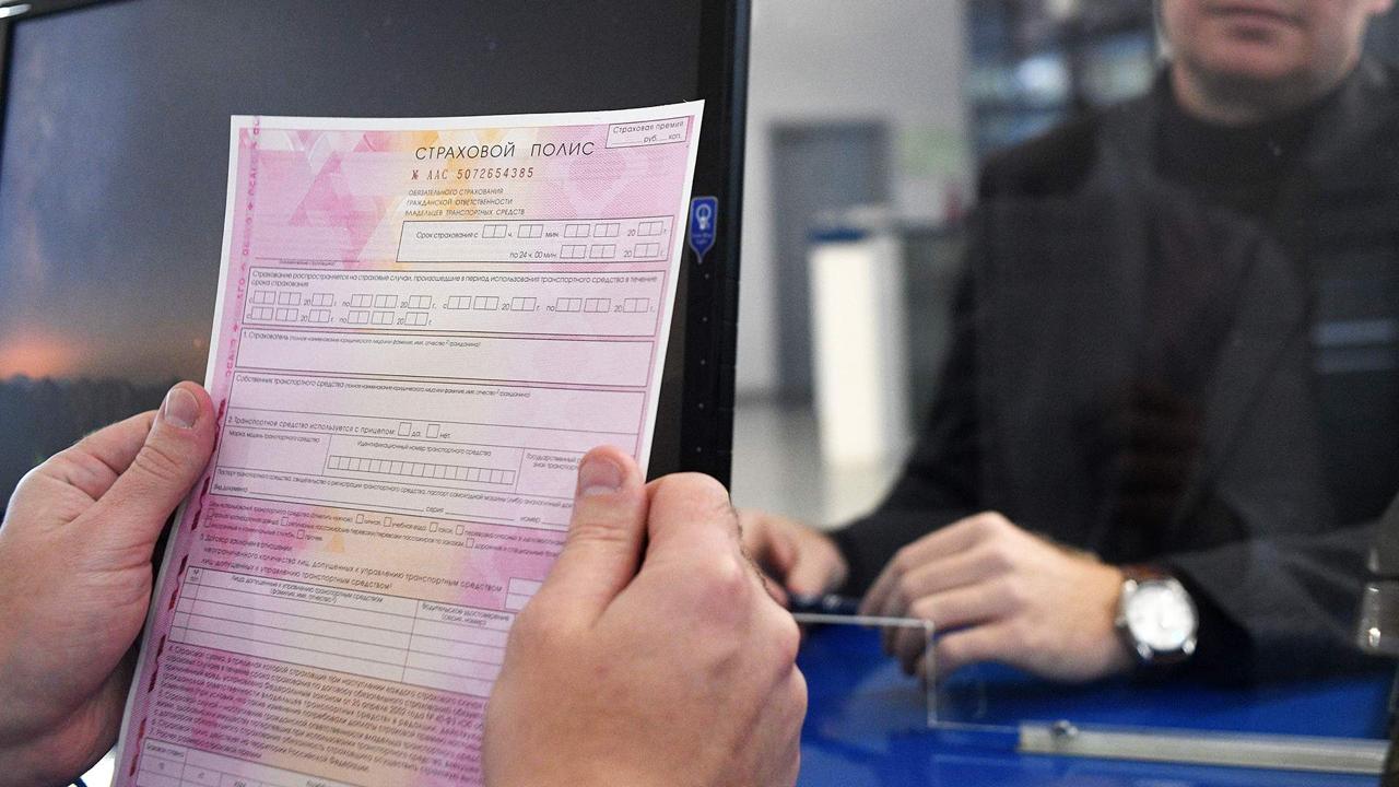 Выплаты по ОСАГО могут стать справедливее: компенсацию за ремонт предложили выдавать без учета износа автомобиля Сейчас износ может “съедать” до 50% суммы, особенно если машине больше пяти лет, и людям приходится доплачивать за ремонт из своего кармана. Новая схема это исправит. Если денег не хватит, можно будет отремонтировать машину в удобной станции и потом запросить у страховой доплату — главное предоставить чеки и показать восстановленное авто. Планируется, что это заработает во второй половине 2025 года. В таком случае выплаты могут вырасти на 30–40% для старых машин, а число ремонтов по ОСАГО может достигнуть 25% от всех случаев. Правда, есть и обратная сторона: средняя цена полиса может вырасти на 7%, особенно для неаккуратных водителей.