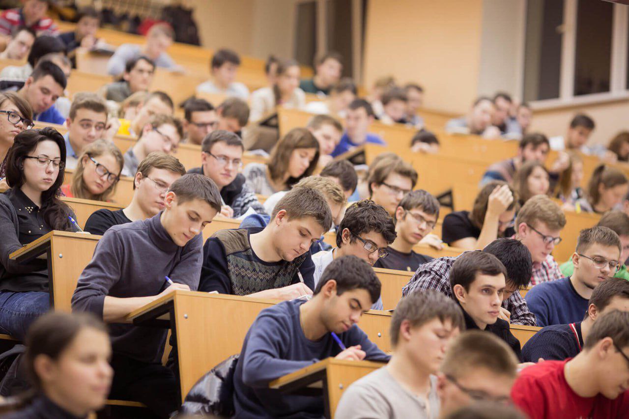 Стоимость обучения в вузах в 2025 году вырастет на 20–30% Этому способствует рост нормативов затрат. Об этом было заявлено на пресс-конференции, посвященной предстоящей приемной кампании в высшие учебные заведения. Как пояснил проректор РЭУ им. Г.В. Плеханова Алексей Никулин, подорожание неизбежно: нормативы затрат на одного студента увеличены, а именно от них отталкиваются вузы при расчёте стоимости. Окончательные цены на обучение будут сформированы до 1 июня.