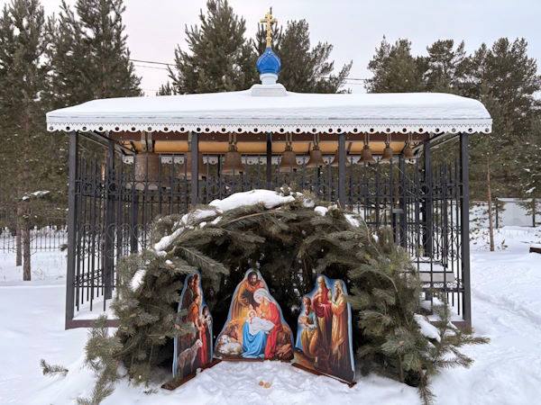 Храмы Улан Удэ готовят к встрече Рождества Христова По благословению митрополита Улан Удэнского и Бурятского Иосифа в храмах города Улан Удэ проходит подготовка к светлому празднику Рождества Христова В Одигитриевском соборе города Улан Удэ проведена комплексная подготовка к предстоящему торжеству Под руководством настоятеля собора иеромонаха Тихона Тихомирова иерея Виталия Никитина и соборного духовенства сотрудники и активные прихожане осуществили генеральную уборку приделов собора Духовенство тщательно убрали алтарь В ходе уборки прихожане и сотрудники собора привели в достойный вид храмовую мебель и все подсвечники почистили ковры вымыли окна и полы Приделы собора были украшены нарядными ёлками а над иконами разместили декоративные композиции из живых цветов и еловых ветвей В Одигитриевском соборе Троицком храме и Сергиевском храме города Улан Удэ установлены и художественно оформлены рождественские вертепы традиционные композиции воссоздающие сцену рождения Спасителя Рождественский вертеп выполненный с особым тщанием становится центром притяжения для прихожан напоминая о духовном смысле предстоящего торжества сообщили в пресс службе Улан Удэнской и Бурятской епархии Прихожане отмечают что совместные усилия по подготовке к празднику укрепляют церковное единство и позволяют каждому внести свой вклад в общее дело Baikaldaily