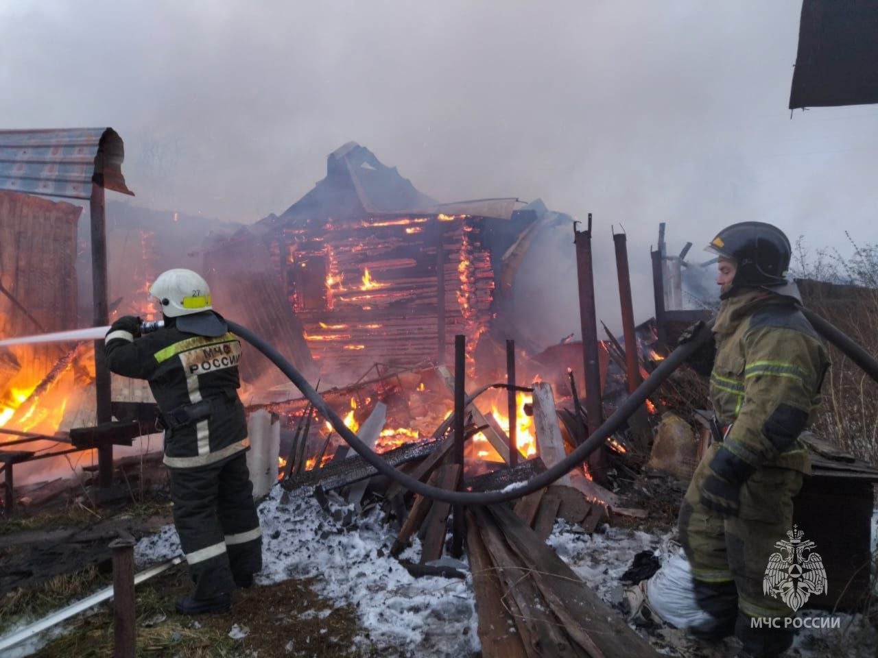 В Кетовском округе Зауралья горят два жилых дома   Сегодня, 2 декабря, сотрудники МЧС ликвидируют крупный пожар в Кетовском округе Курганской области. Огонь охватил 2 жилых дома в селе Колесниково.    Подробности по ссылке