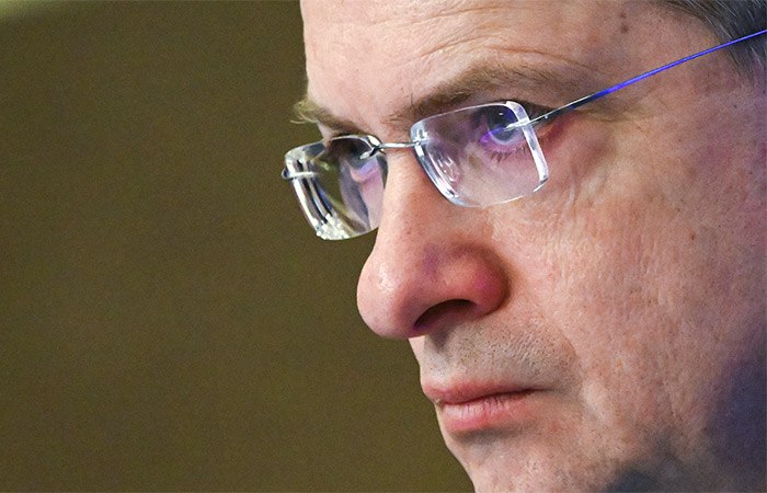 Глава СКР поручил возбудить уголовное дело по факту угроз в адрес семьи Мединского Появилась информация, "что семье помощника президента РФ Владимира Ростиславовича Мединского поступают угрозы со стороны украинских радикалов", - сообщила официальный представитель СКР Светлана Петренко. Помощник президента РФ Владимир Мединский возглавляет российскую делегацию на переговорах с Украиной. Фото: Кирилл Каллиников/РИА Новости