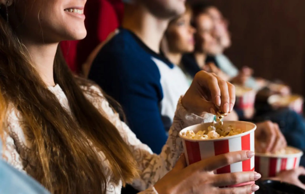 Кинорежиссёр Алексей Герман младший прокомментировал Ридусу попытку лидера партии традиционалистов России За семью Андрея Кормухина добиться запрета показа в стране фильмов ужасов как нормализирующих убийства В Советском Союзе пытались запрещать длинные прически джинсы и рок И к чему это привело Советского Союза нет а джинсы есть рок есть длинные волосы есть В нынешнюю эпоху интернета вообще что то подобное невозможно сделать потому что люди способны смотреть пиратские версии сказал кинематографист Ридусу   www ridus ru n 736831 ridusnews