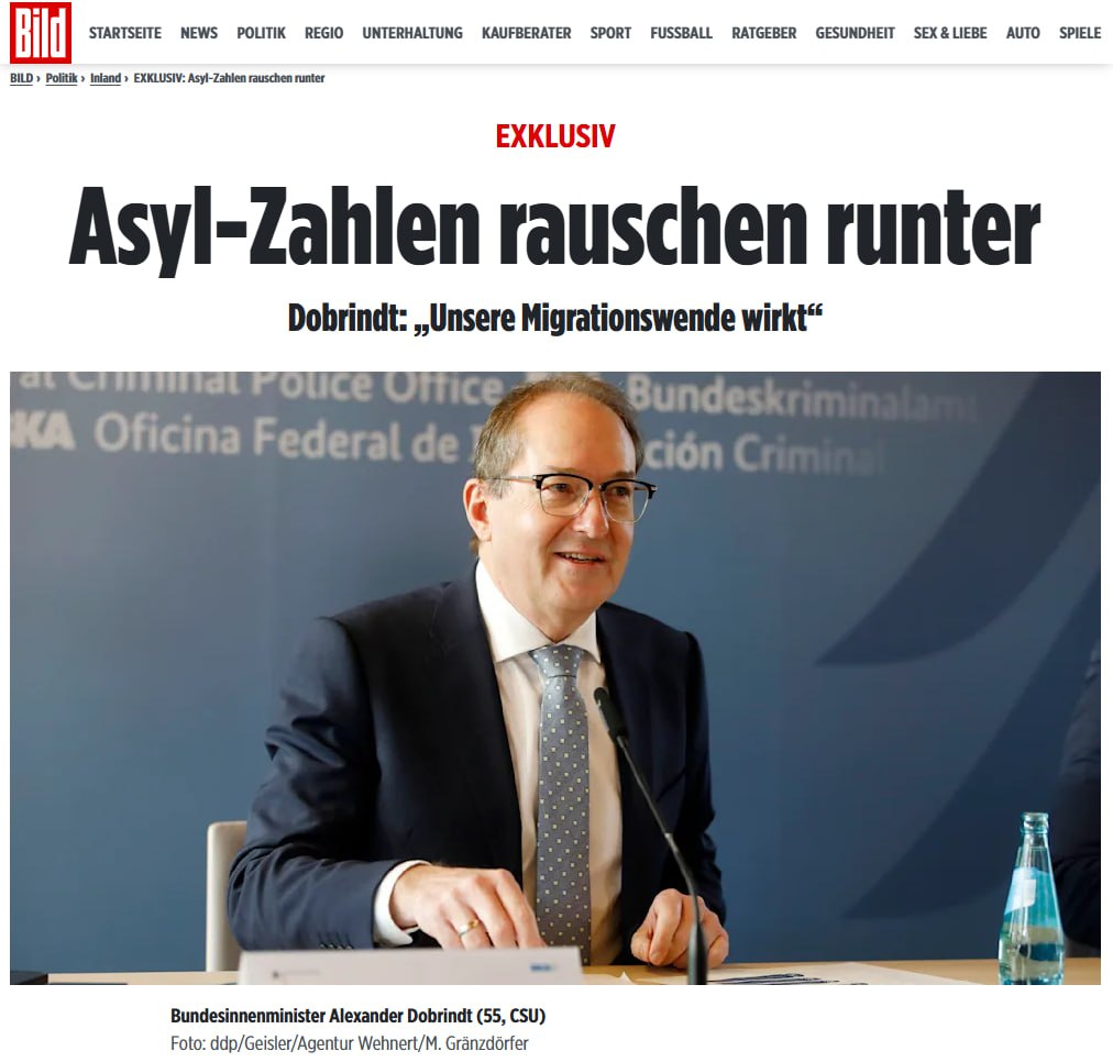 Количество заявлений о предоставлении убежища в Германии упало на 55 с 2024 года Bild Об этом газете сообщил министр внутренних дел Александр Добриндт ХСС Согласно данным за октябрь в прошедшем месяце число просителей убежища снизилось на 55 с прошлого года По сравнению с сентябрем наблюдается небольшое снижение на 3 3 Наш миграционный поворот действует Мы последовательно продолжаем идти по этому пути и увеличиваем количество репатриантов добавил Добриндт уточнив планы по ускорению депортаций Федеральное управление по миграции возобновляет обработку заявлений беженцев из Сирии а министерство обсуждает с ЕС создание центров возврата за пределами Евросоюза чтобы сделать систему убежища и депортаций более эффективной Подписывайтесь на BFM