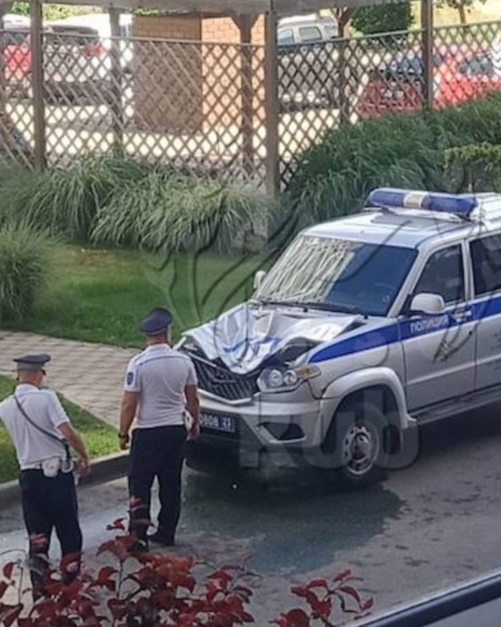 В анапском ЖК 23-летний мужчина выпал из окна на капот полицейской машины.  Видео и подробности   ТУТ    поделиться новостью или проблемой, заказать рекламу, связаться с админом      Подписаться