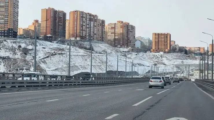 В Красноярске окончательно отменили выделенную полосу на Николаевском мосту Решение принято комиссией по мониторингу дорожного движения совместно с ГИБДД по итогам эксперимента который проводился по инициативе жителей Данные подтвердили эффективность нововведения пробки при выезде из микрорайона Тихие Зори в утренние часы сократились с полутора часов до 20 25 минут длина затора уменьшилась в пять раз Общественный транспорт также стал двигаться быстрее Фото Сергей Верещагин   Подписаться на sibnovosti ru предложить новость