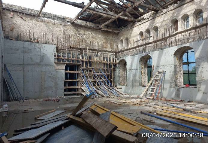 Реконструкция женской Романовской гимназии в Республике Крым завершена на 60%. Строительно-монтажные работы на объекте планируется завершить до конца 2026 года. В настоящее время ведется демонтаж кровли, усиление стен и монтаж металлических балок кровли. Общий процент строительной готовности составляет 60%. После реставрации в гимназии разместится музейно-научно-образовательный комплекс, посвященный истории Великой Отечественной войны и Специальной военной операции. Реконструкция Романовской гимназии является сложным процессом ввиду исторической ценности здания и сохранения элементов середины XIX века. Проект направлен на сохранение архитектурного наследия и создание нового культурного центра Керчи. Здание женской Романовской гимназии было построено в 1885 году. В 1913 году оно получило название в честь 300-летия династии Романовых. В советский период здесь располагалась школа №3, а затем гимназия 78.